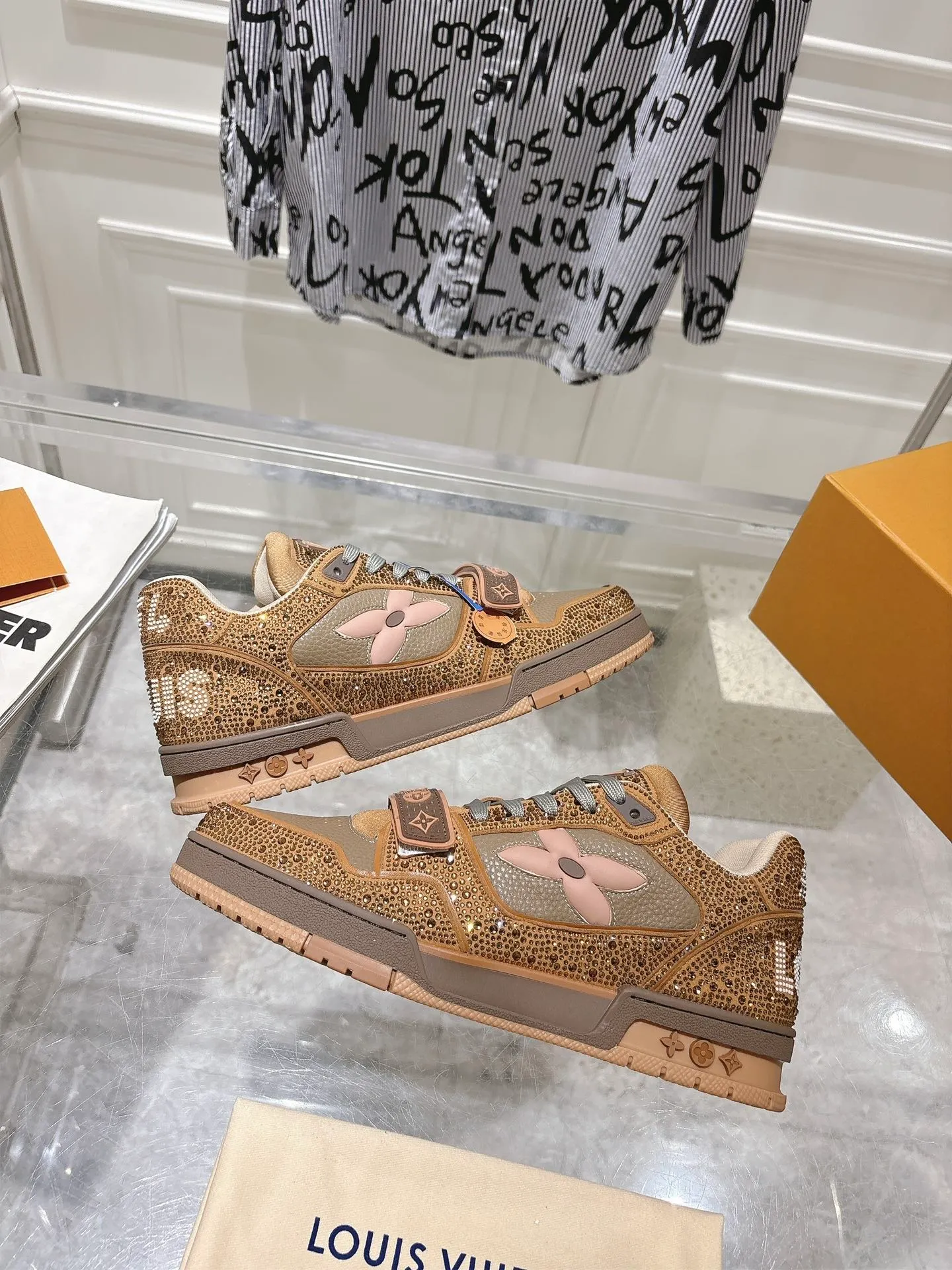 💕💕Factory direct selling price p840💕💕 Top version #couple style ⚠️ Comes with a full set of aviation box packaging ⚠️2️⃣0️⃣2️⃣5️⃣The hot LV full diamond 𝘁𝗿𝗮𝗶𝗻𝗲𝗿 series of the latest couple's sneakers, the quality has been upgraded again, the details are awesome It just doesn’t look too good! The model was sold out immediately within ten minutes of the official website going on sale. TPU outsole, mold fee is 2w+. The texture is comparable to the original version. The feet are made of polymeter micro-material and breathable British mesh. The details are the same as the original version. Please pay attention to distinguish the currency materials on the market. Size: Female 35-39, Male 39-45M